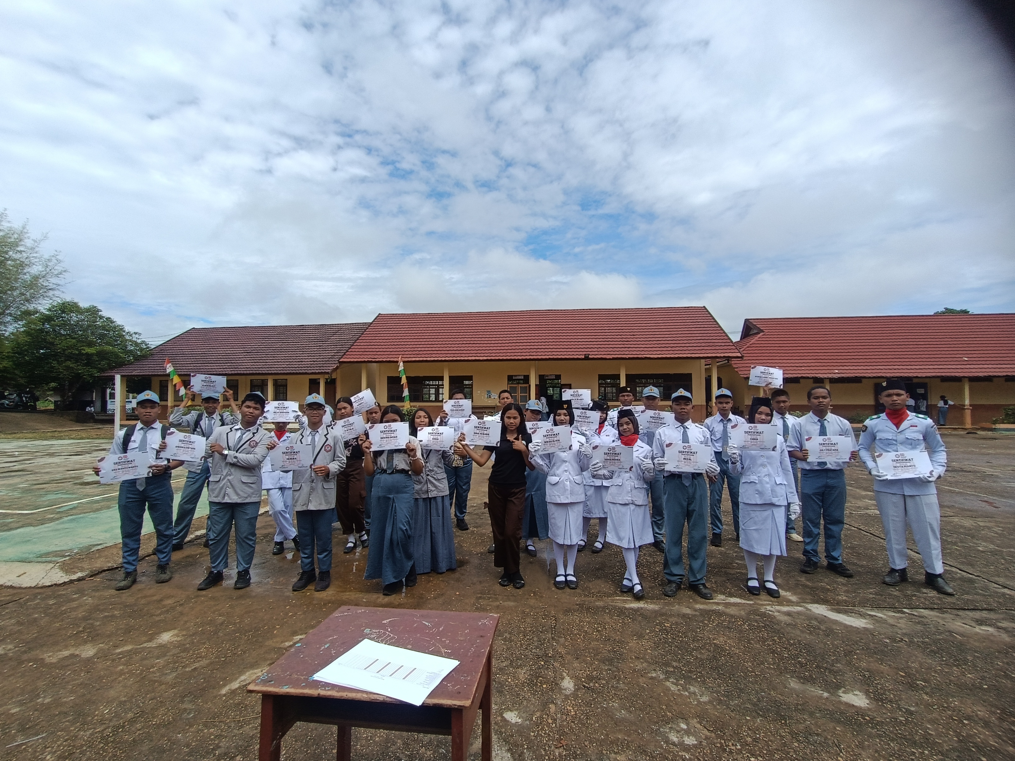 Peringati kemerdekaan,Upacara 17 Agustus 2025 di smkn 1 tanah siang berjalan dengan lancar