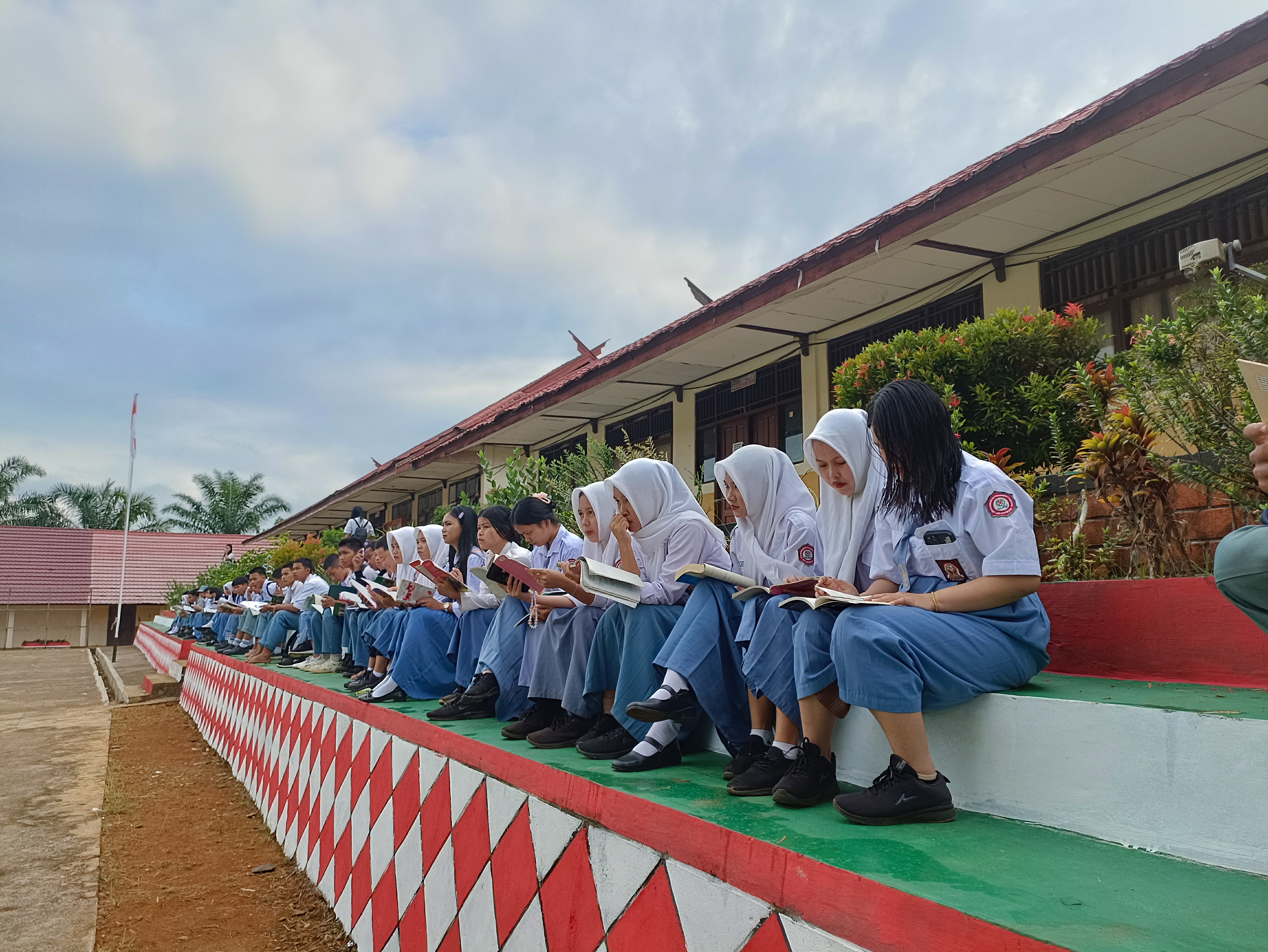 Setiap hari rabu pagi siswa di suruh membaca buku 