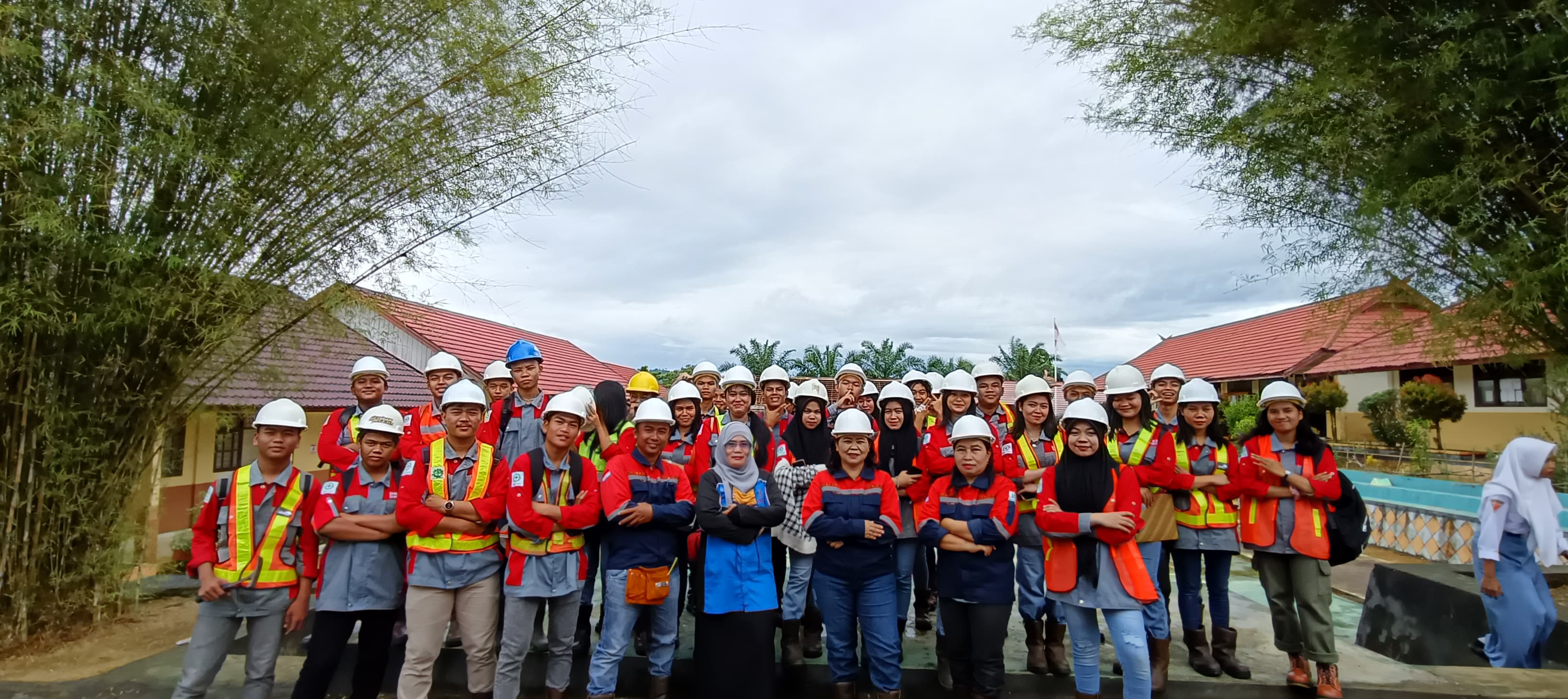 Pengolahan kayu di bengkel teknik konstruksi kayu dengan berbagai alat perkayasan