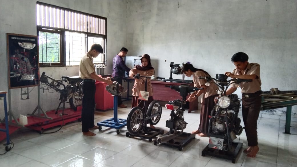 Pengolahan kayu di bengkel teknik konstruksi kayu dengan berbagai alat perkayasan